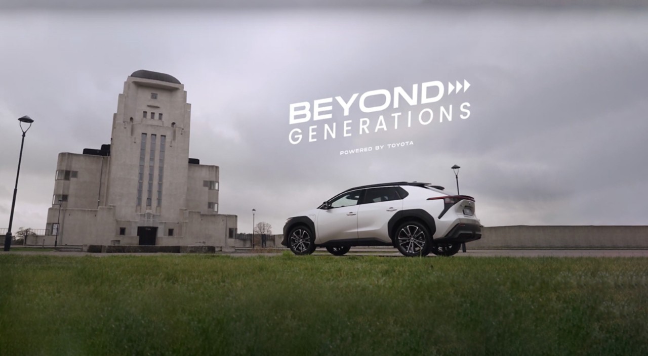 Toyota-bz4x-exterieur-zijkant-grijs-Beyond-Generations-header