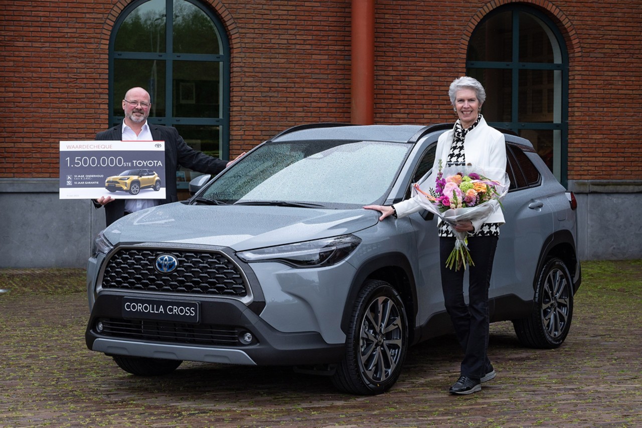 Toyota Corolla Cross, anderhalf miljoenste Toyota in Nederland, cheque, Ron en Karin Melsen-Hensel