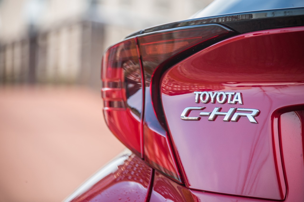 Toyota C-HR, exterieur, embleem, logo, detail, rood