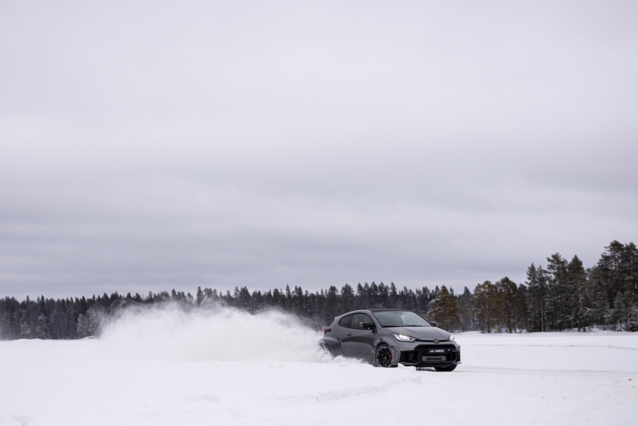Toyota, GR, Yaris, exterieur, zijaanzicht, grijs, in, sneeuw
