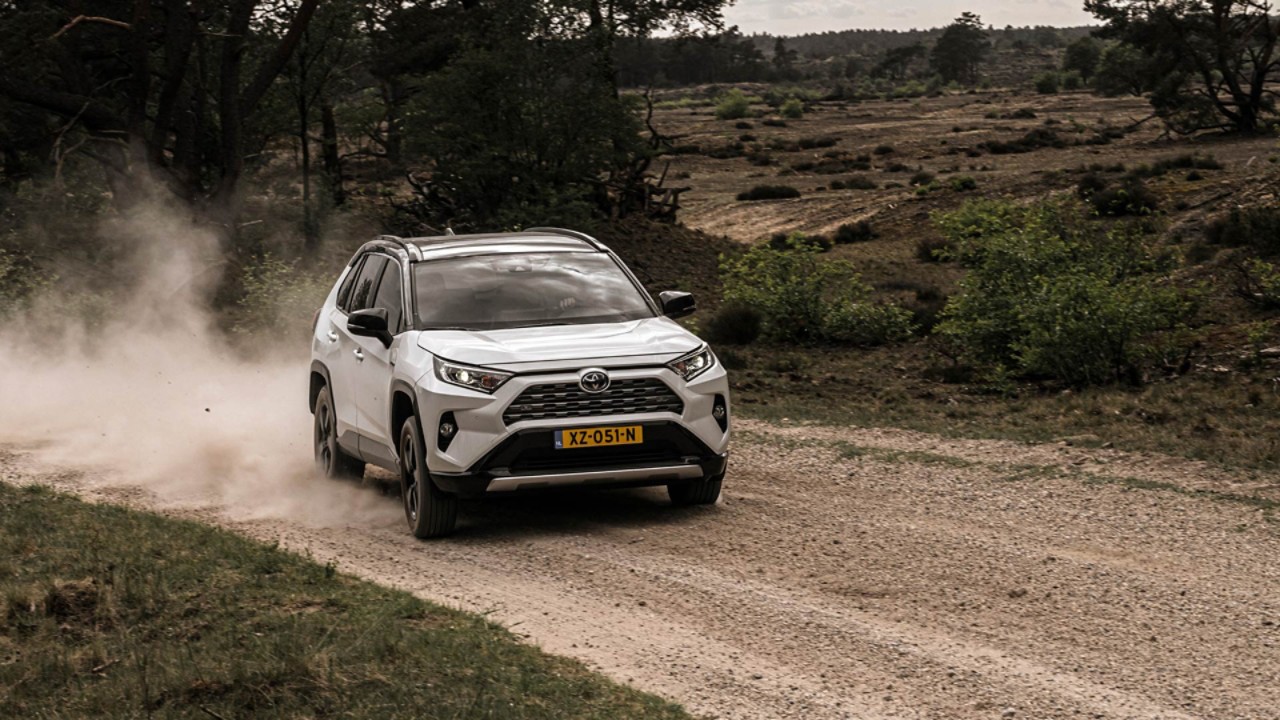 Toyota-RAV4-exterieur-driekwart-rechtsvoor-driftend-1