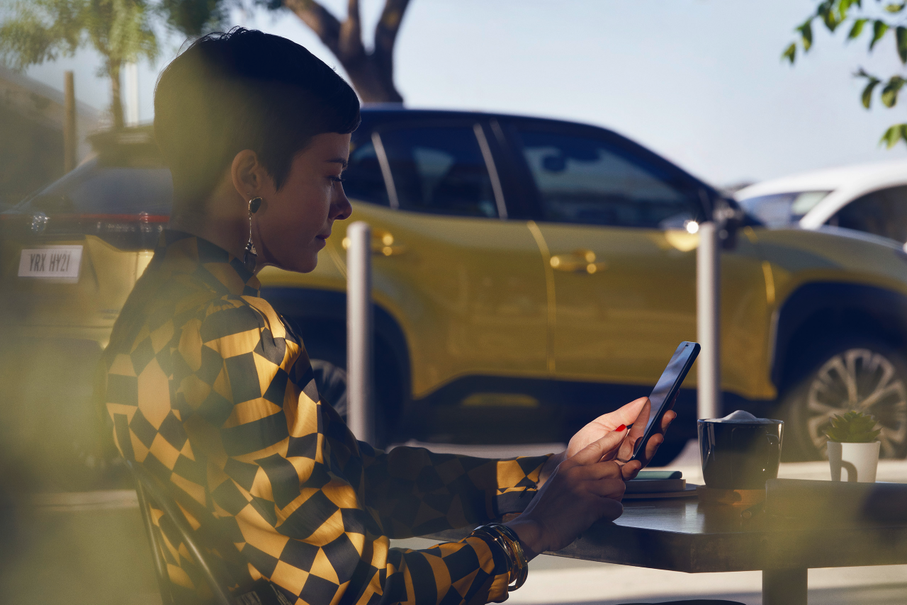 Two people in a car using Connected Services 