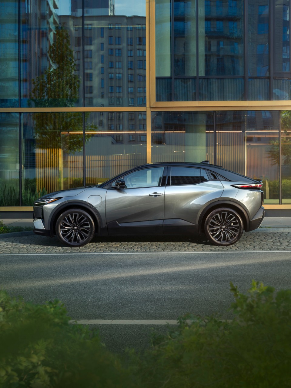 Toyota C-HR+ voor kantoorgebouw
