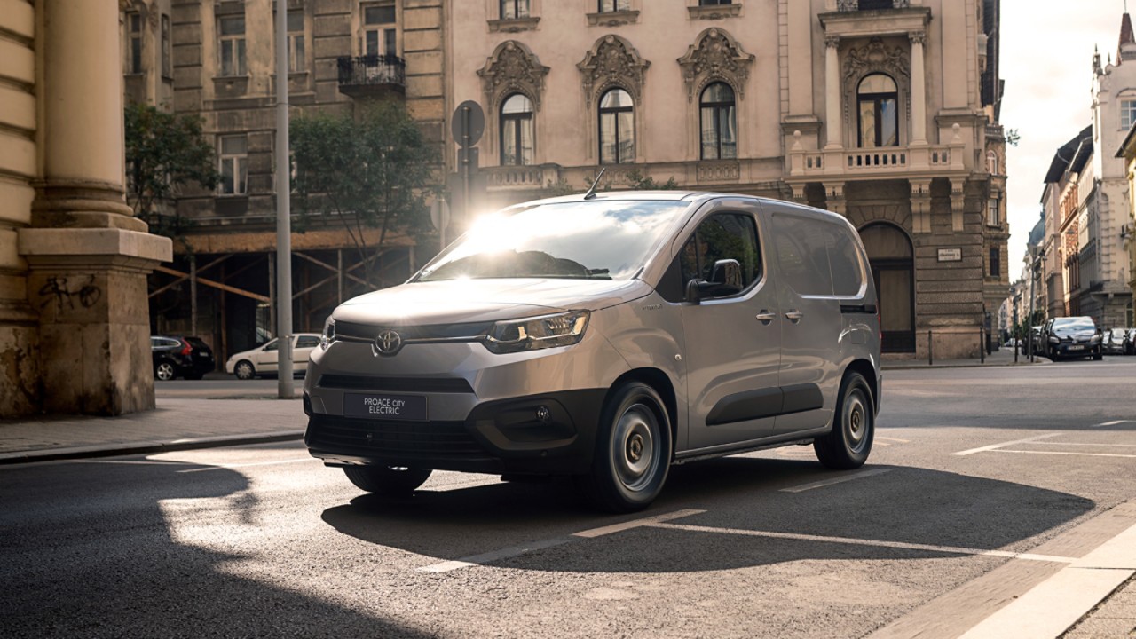 Toyota Proace City exterieur driekwart linksvoor zilvergrijs