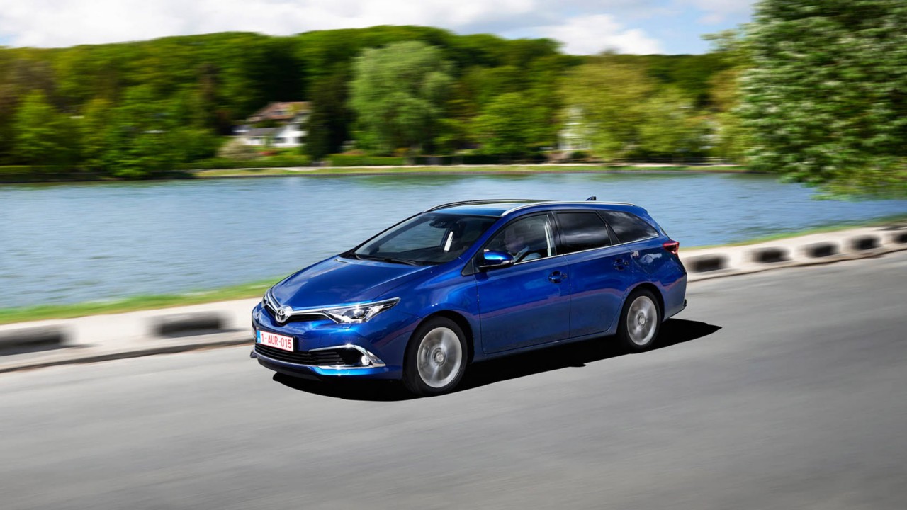 Toyota-Auris-Touring-Sports-exterieur-driewkart-links-voor-rijdend