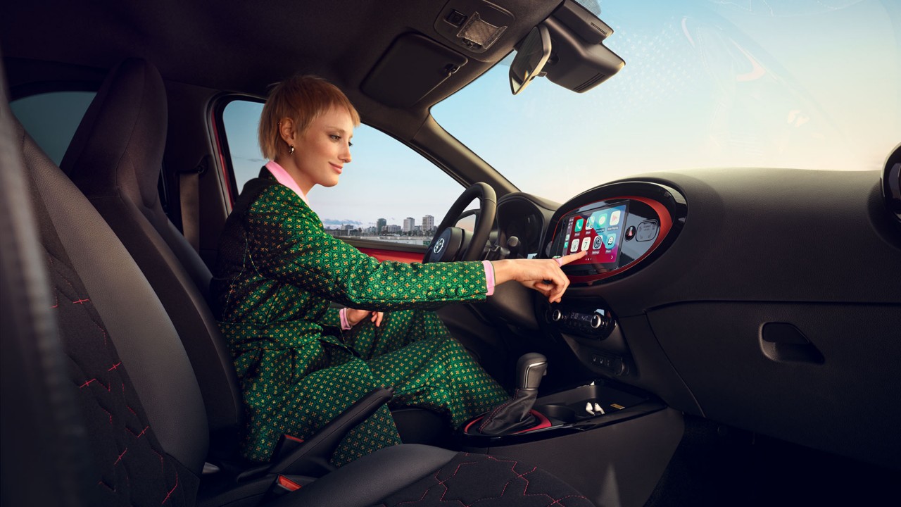 Toyota-aygo-x-interieur-vrouw