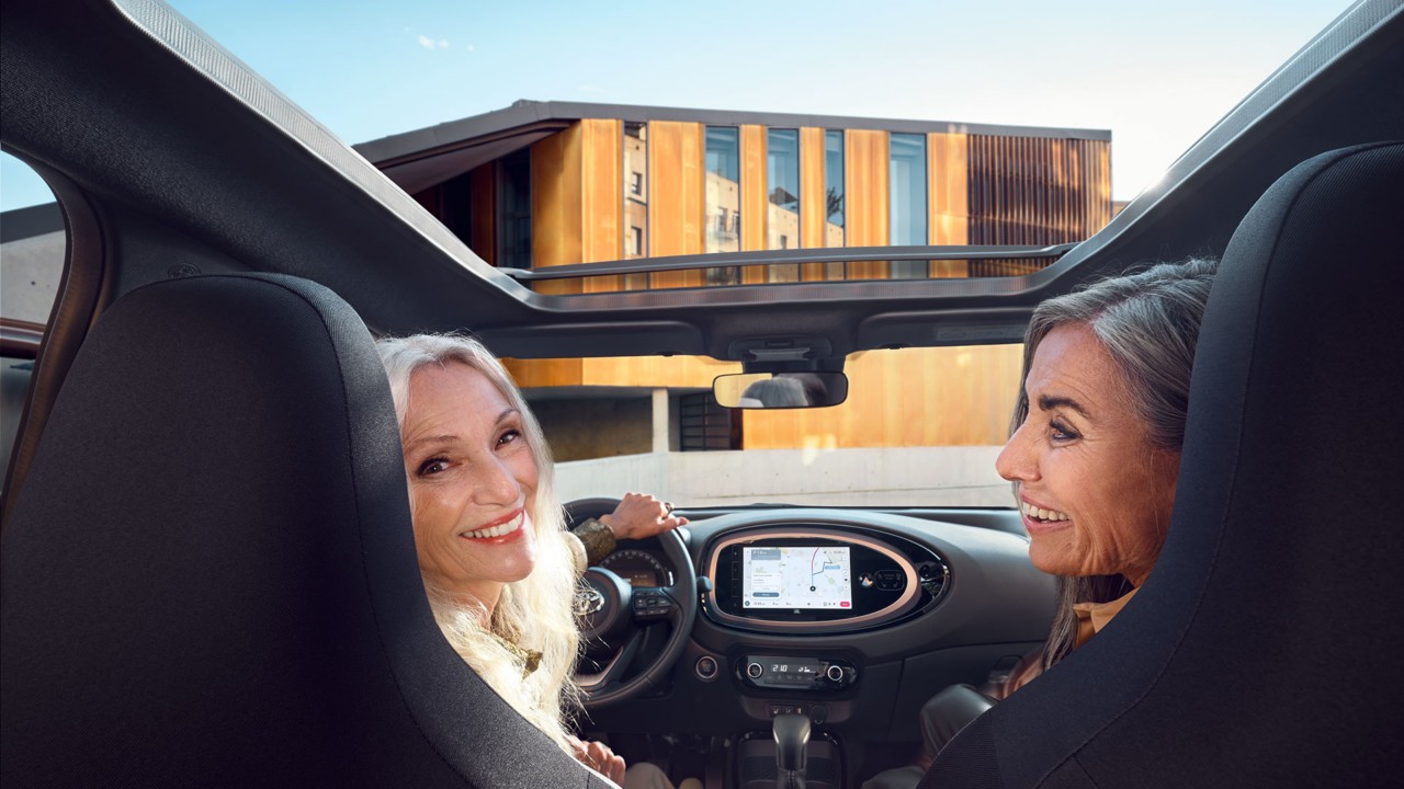 Toyota-aygo-x-interieur-vrouwen