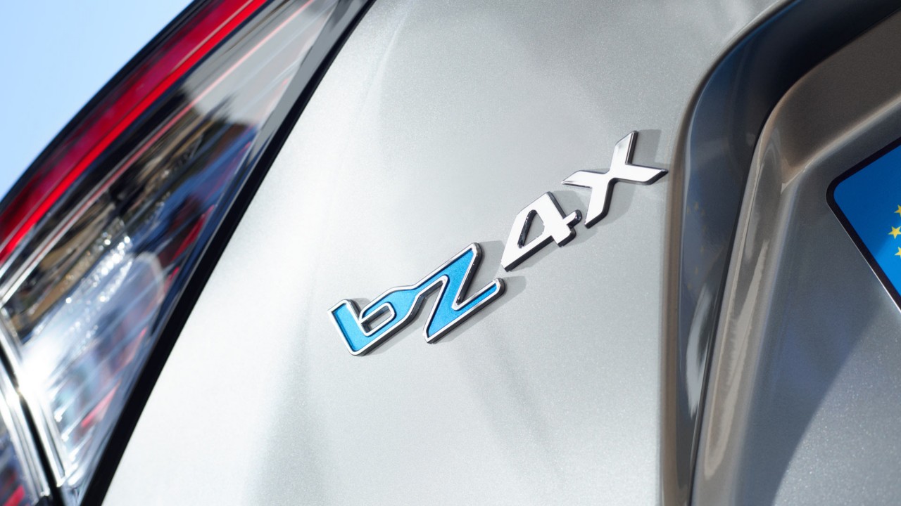 Toyota bZ4X, exterieur, achterkant, embleem, detail