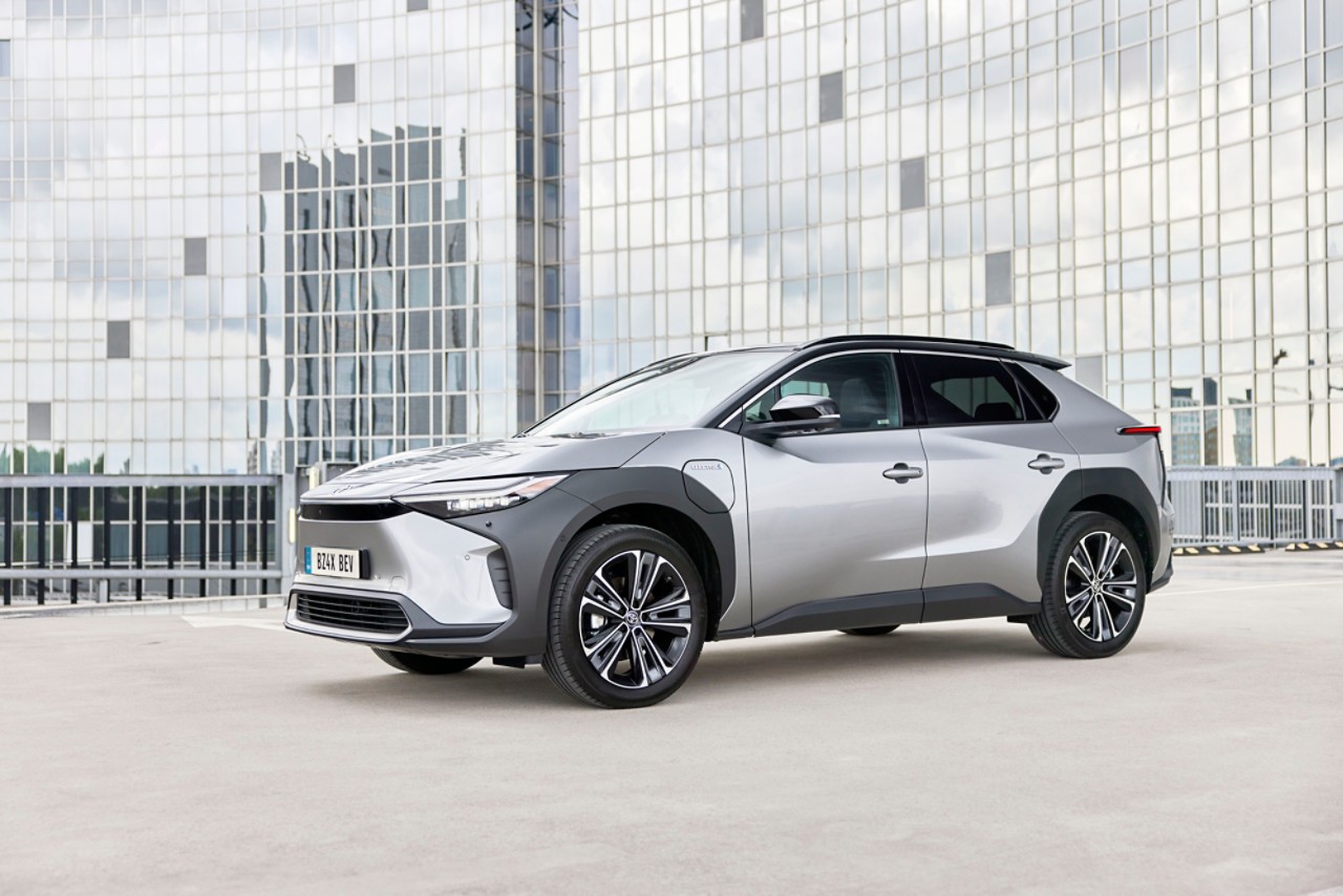 Toyota bZ4X exterieur linksvoor grijs