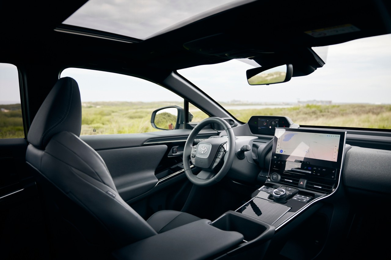 Toyota bZ4X interieur bestuurdersstoel stuur middenconsole