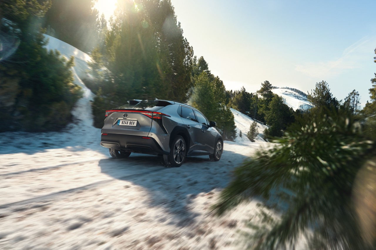 Toyota bZ4X exterieur driekwart achter grijs in de sneeuw