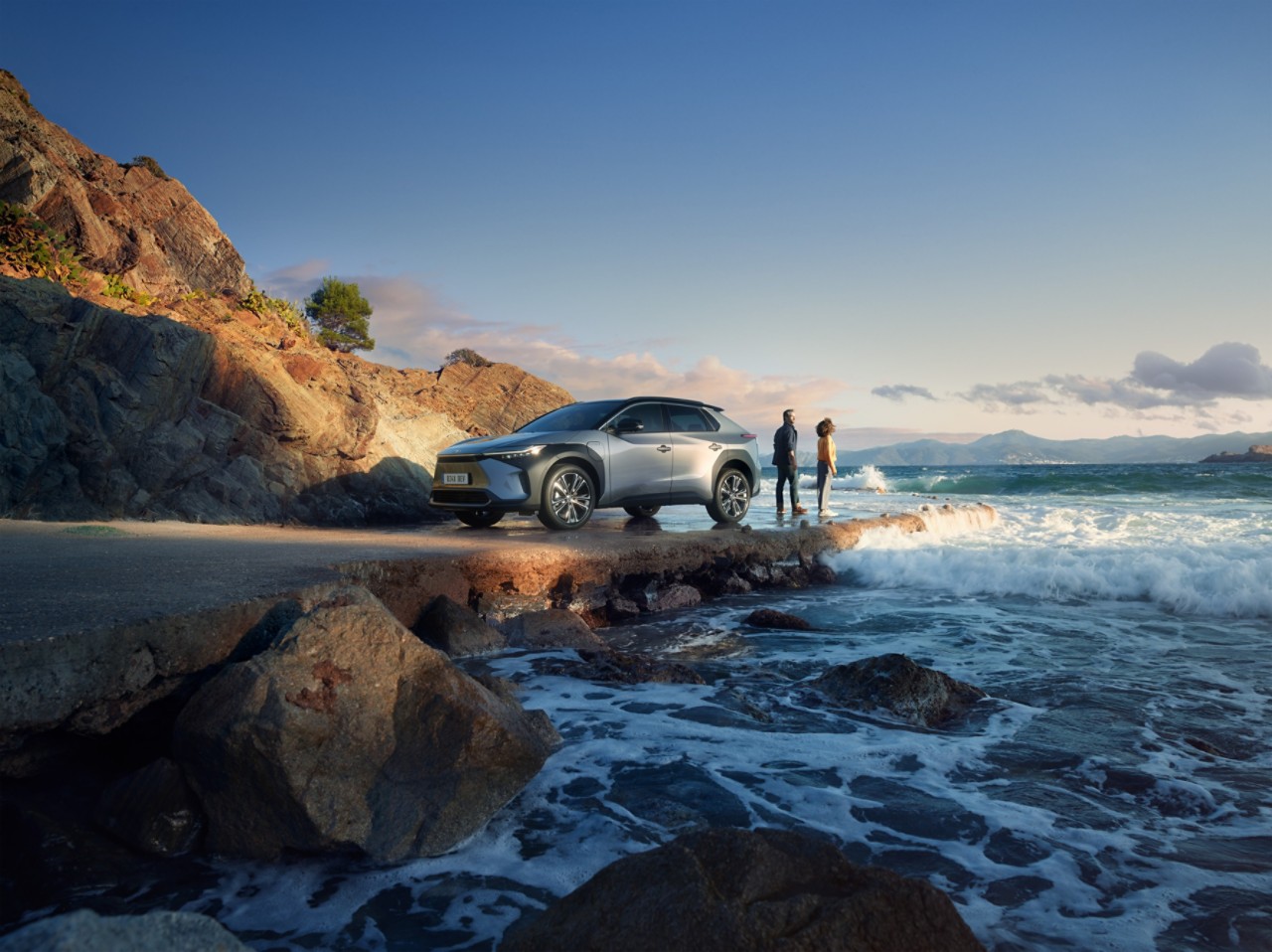 Toyota bZ4X exterieur driekwart voor grijs aan het water