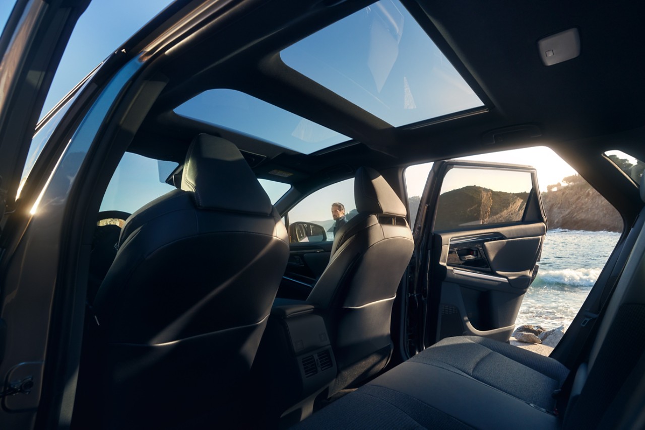 Toyota bZ4X interieur achterbank voorstoelen