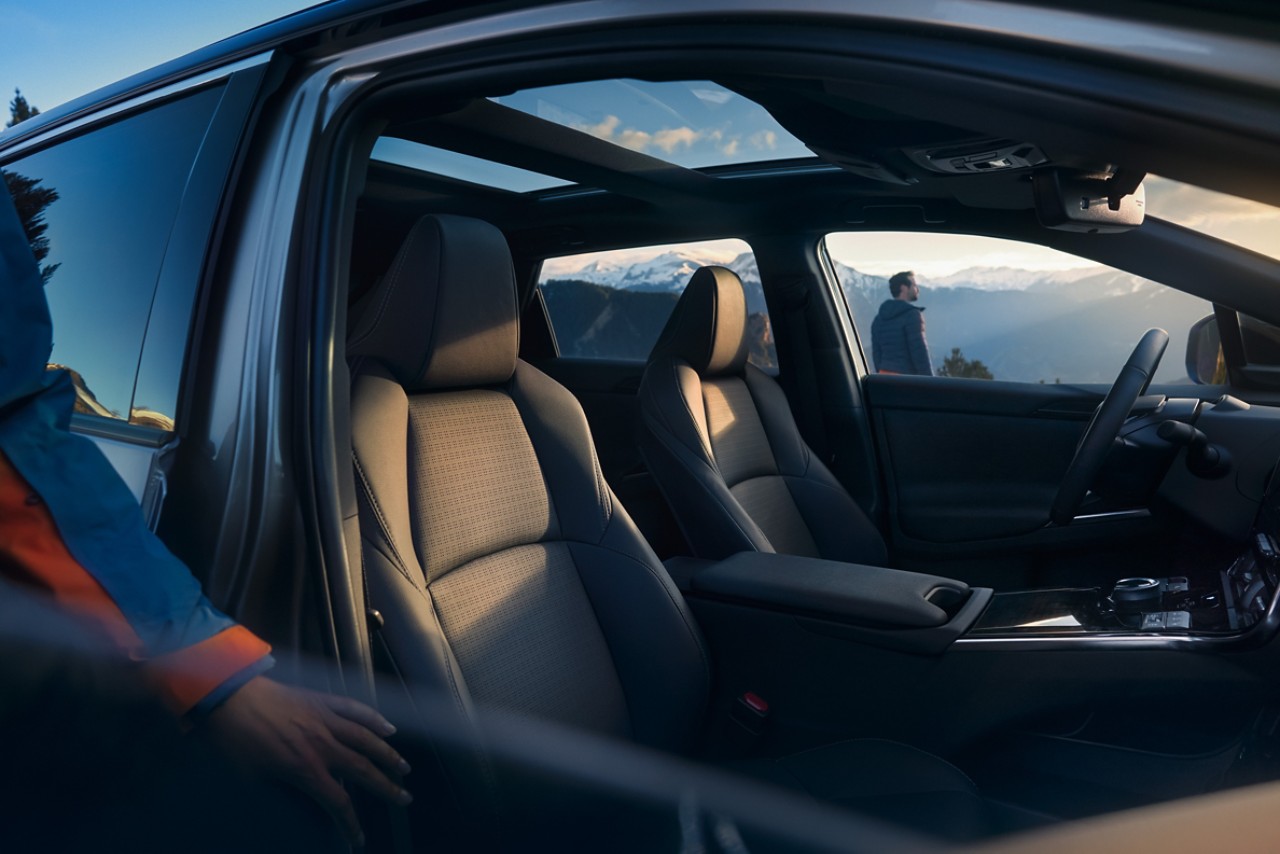 Toyota bZ4X interieur voorstoelen