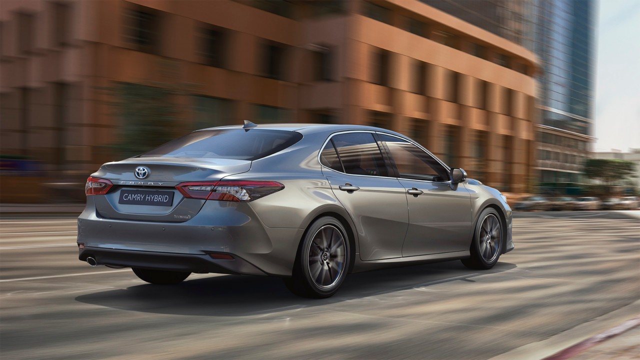 Toyota Camry exterieur driekwart achter rechts donkergrijs