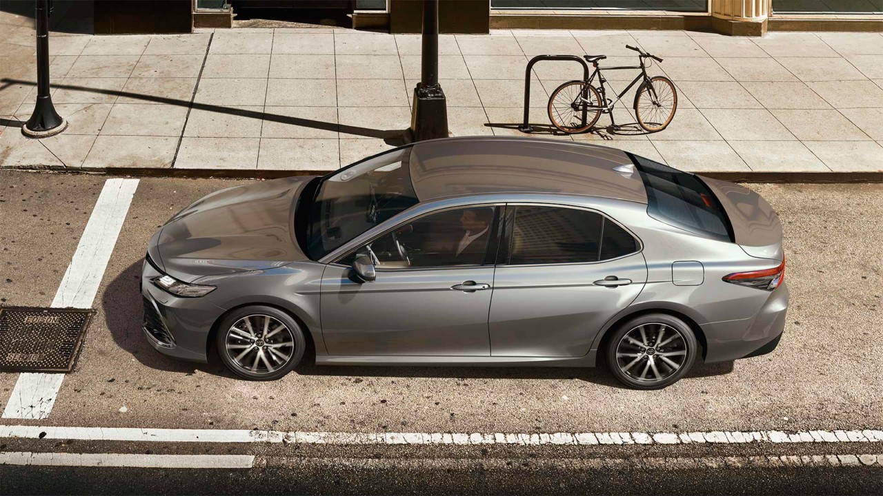 Toyota Camry exterieur schuinboven links donkergrijs