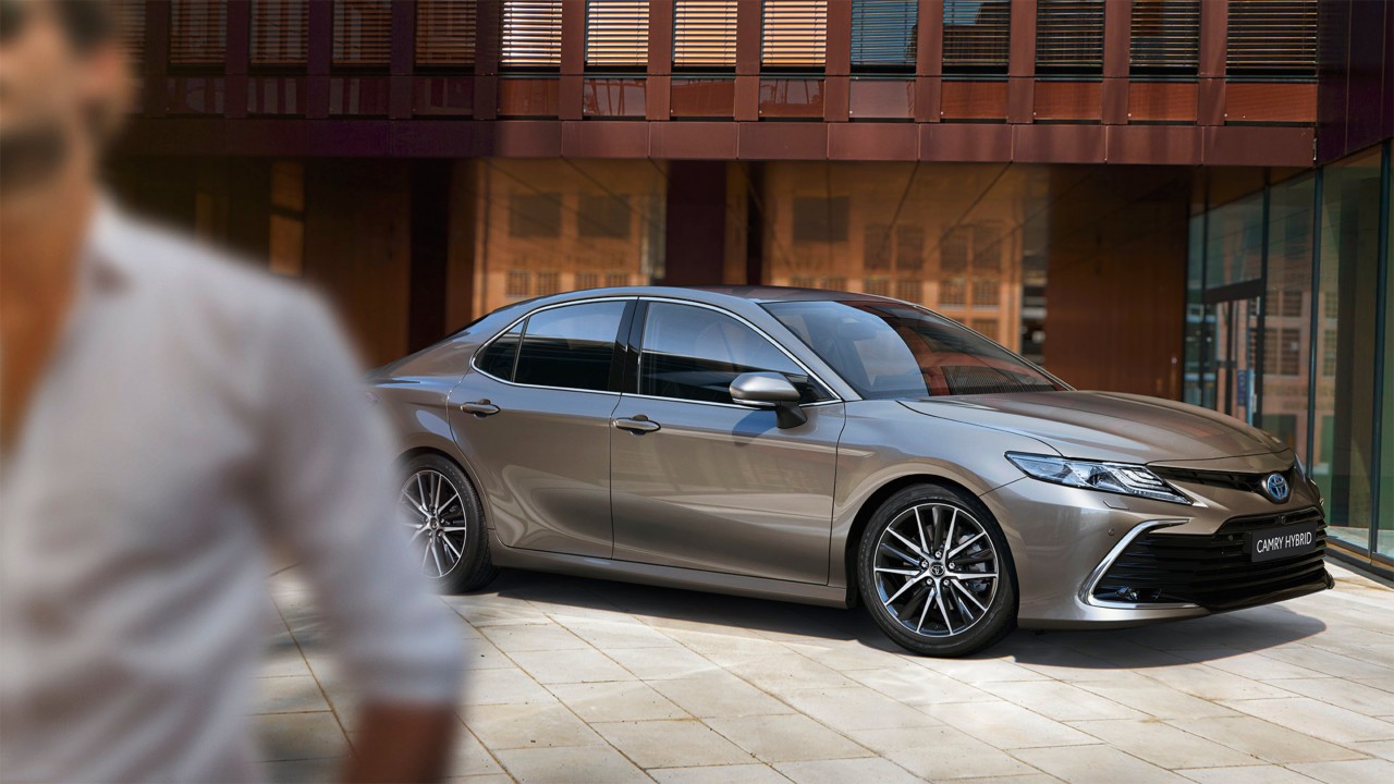 Toyota Camry exterieur schuinvoor rechts donkergrijs