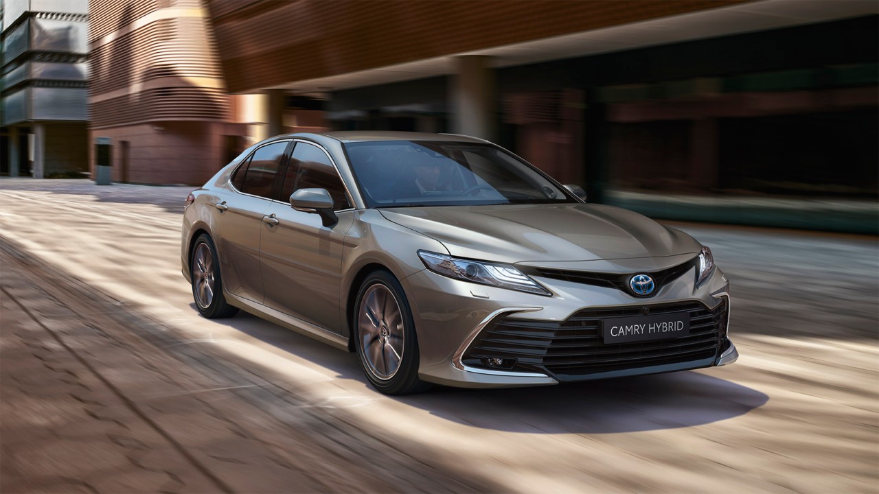 Toyota Camry exterieur driekwart voor rechts donkergrijs