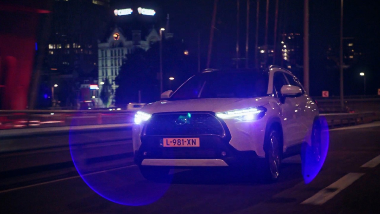 toyota-corolla-cross-exterieur-driekwartvoor-wit-nachtopname