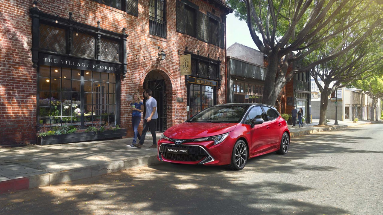 Toyota Corolla Hatchback exterieur schuinvoor rood
