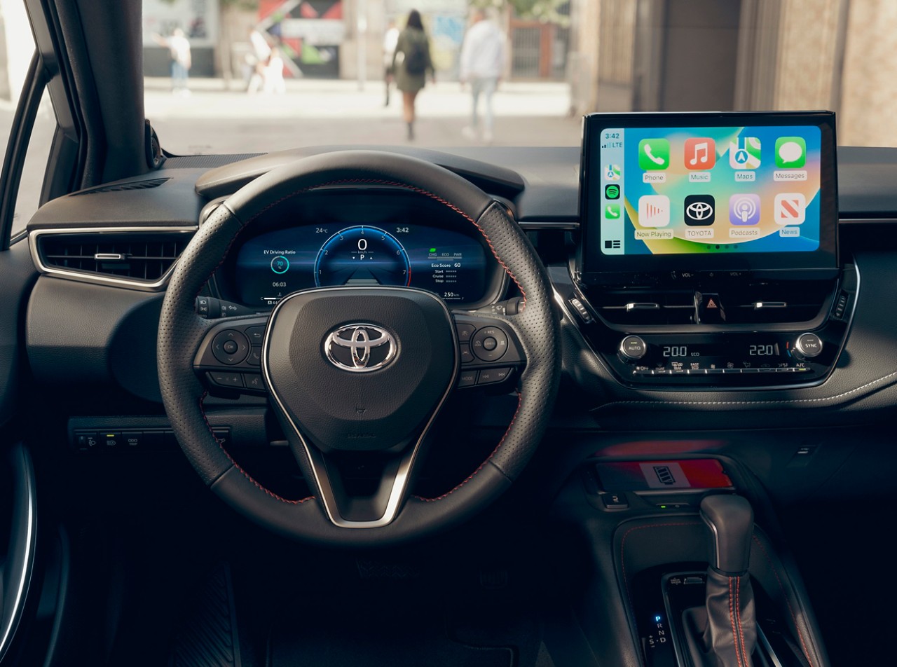 Toyota Corolla Hatchback interieur dashboard stuur toerenteller navigatie
