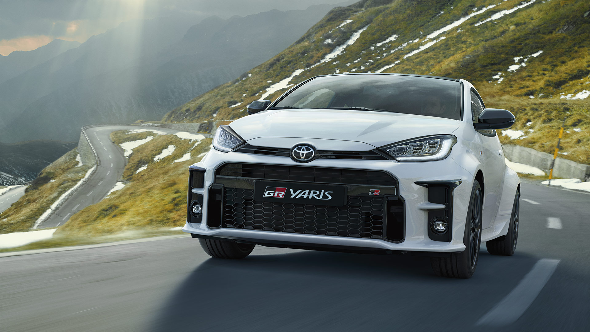 Toyota-GR-Yaris-exterieur-voorkant-wit-bergen