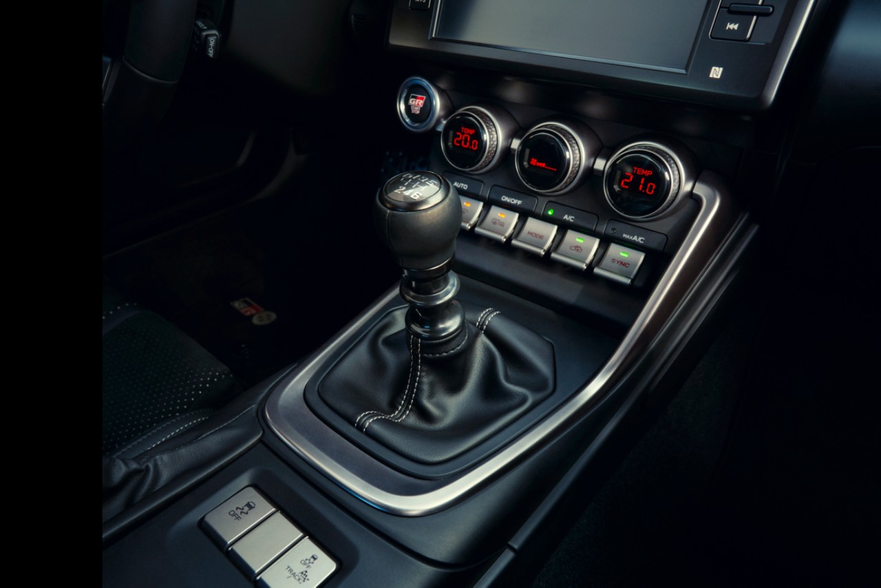 toyota-gr86-interieur-versnellingspook