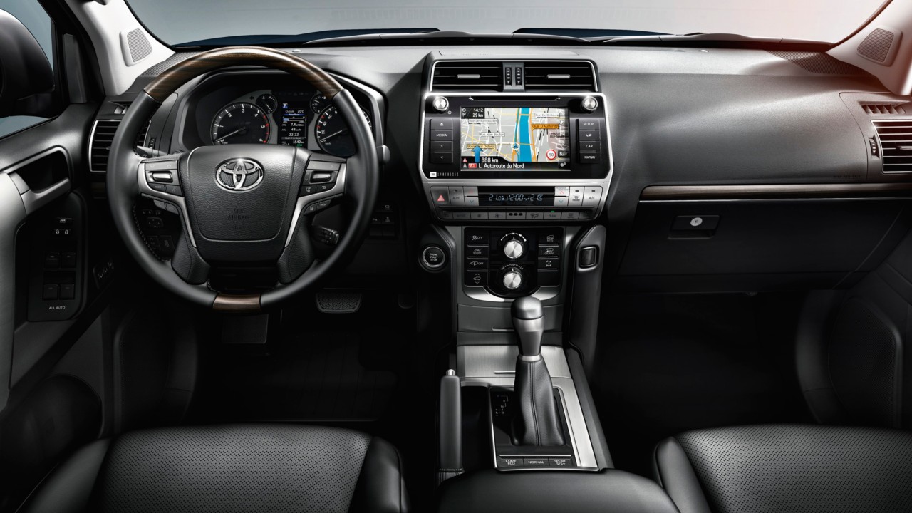 Toyota Land Cruiser Black line, exterieur, linksvoor, wit, water