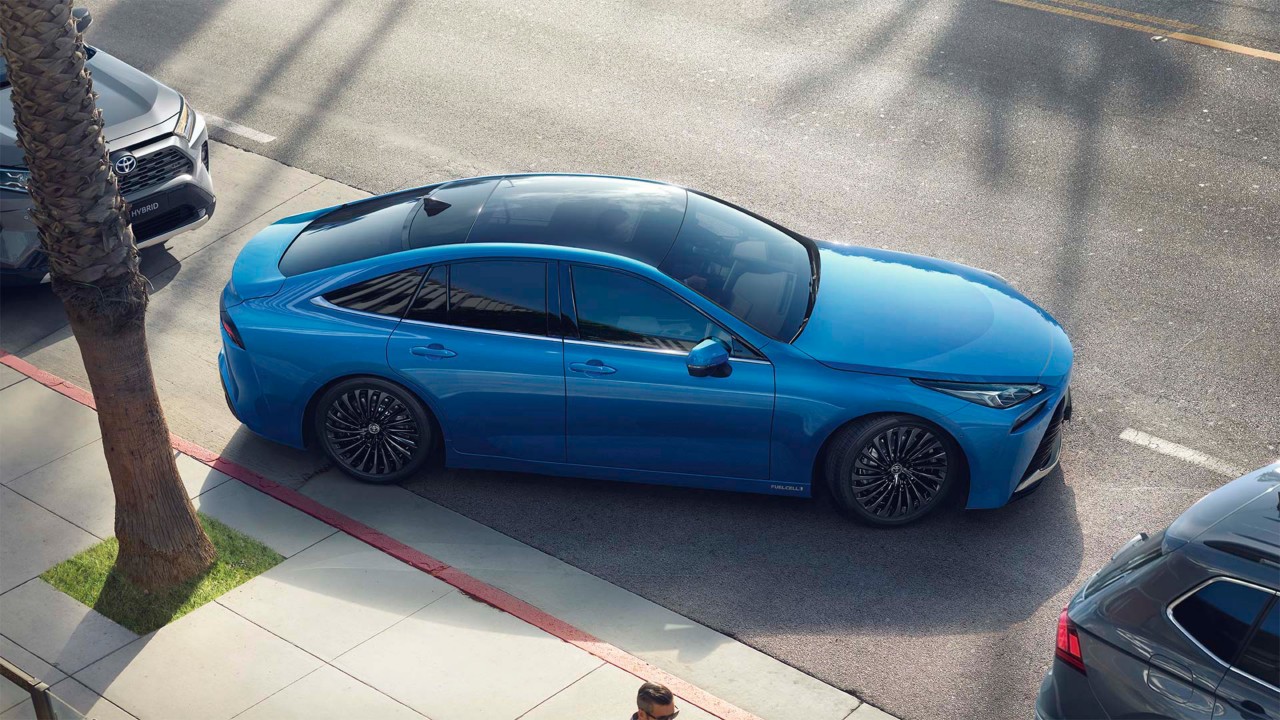 Toyota Mira exterieur schuinboven blauw