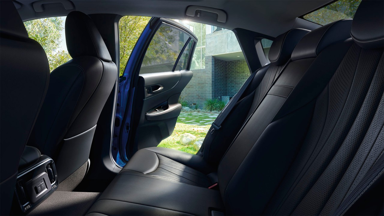 Toyota Mira interieur achterbank portier open