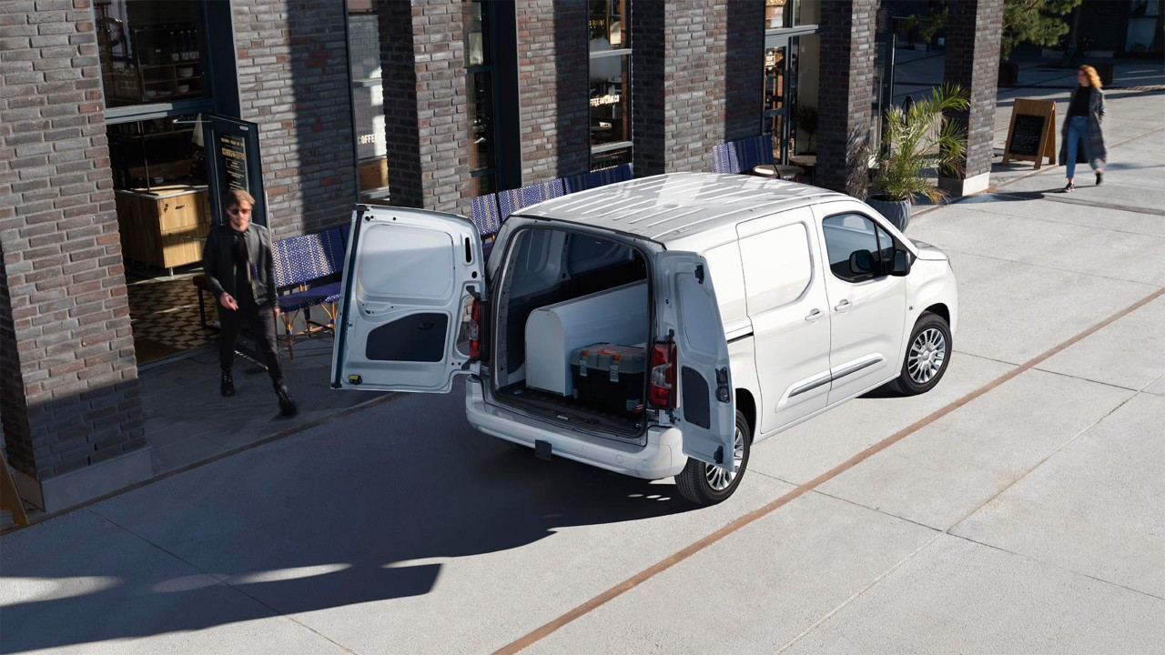 Toyota Proace City Electric exterieur driekwart rechtsachter wit achterdeuren open