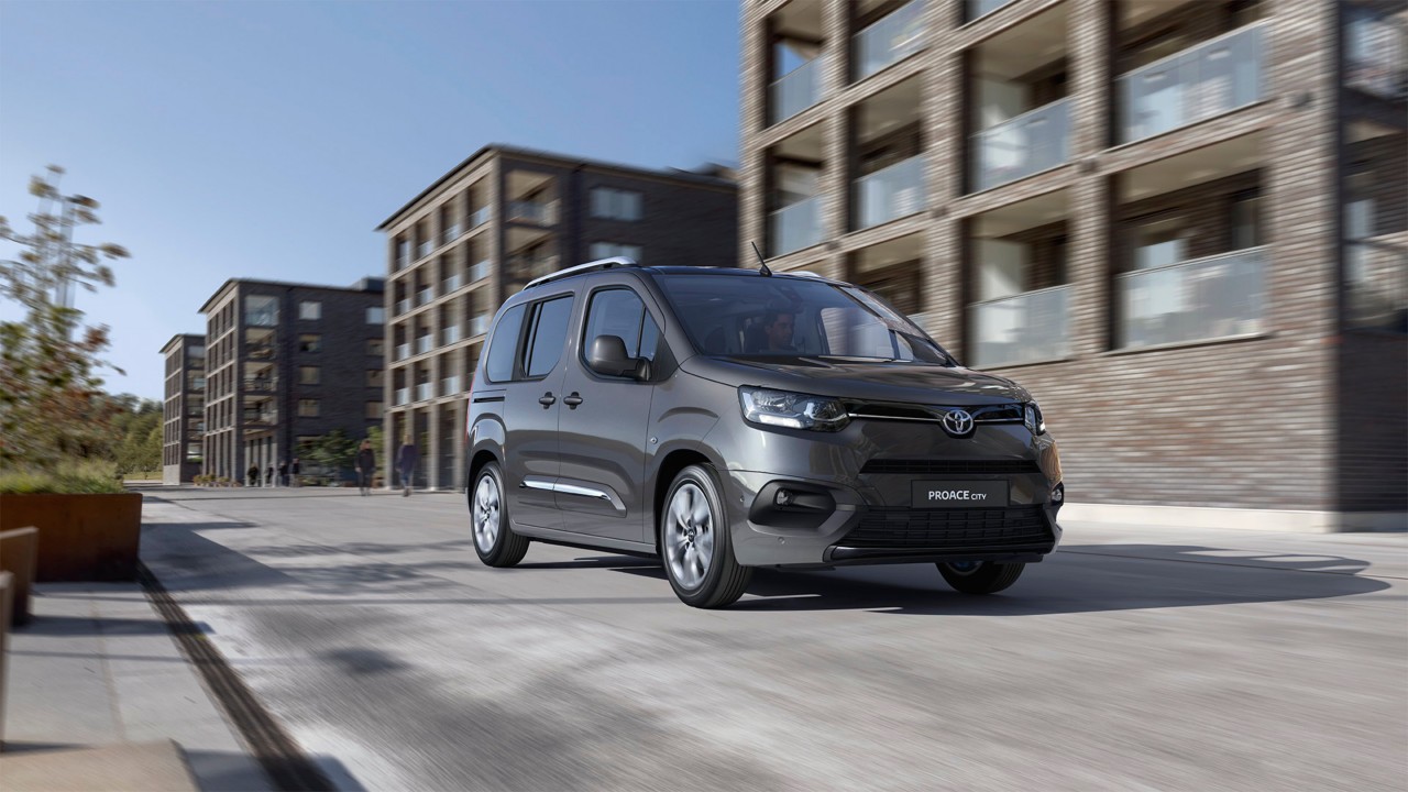 Toyota-proace-city-exterieur-zijkant-bruin