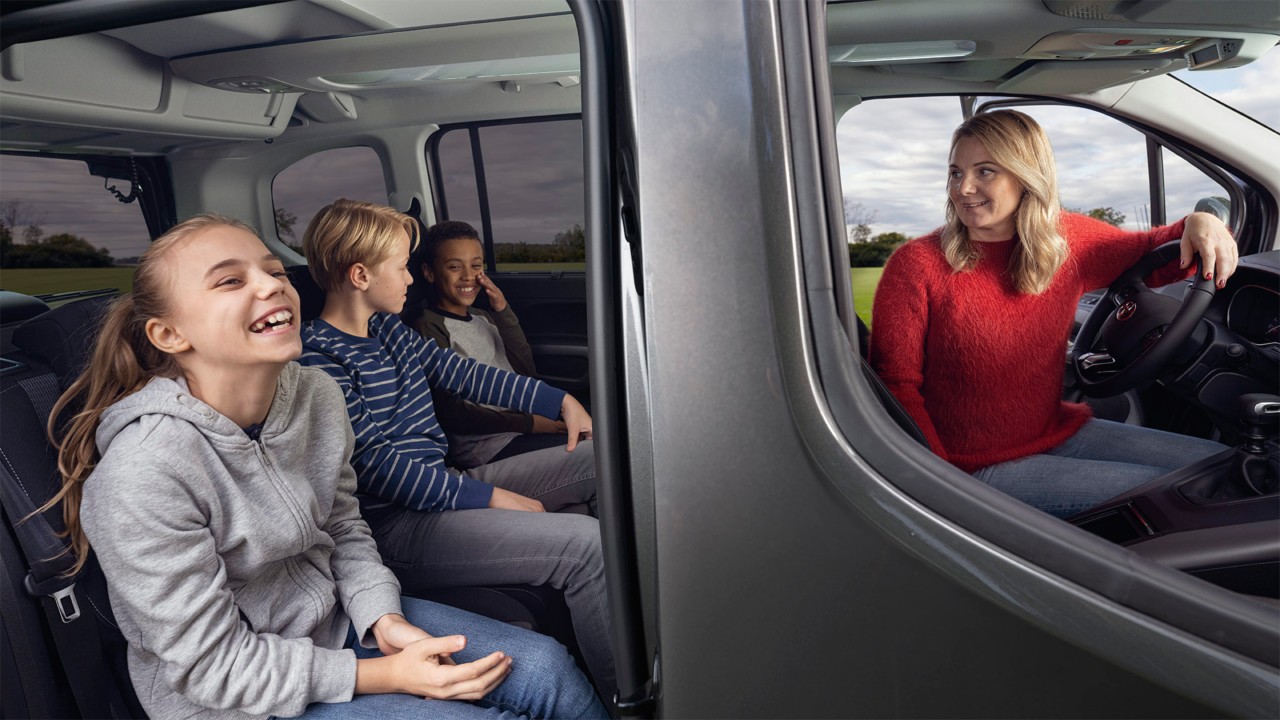 Toyota Proace City Verso interieur 2e zitrij met 3 kinderen