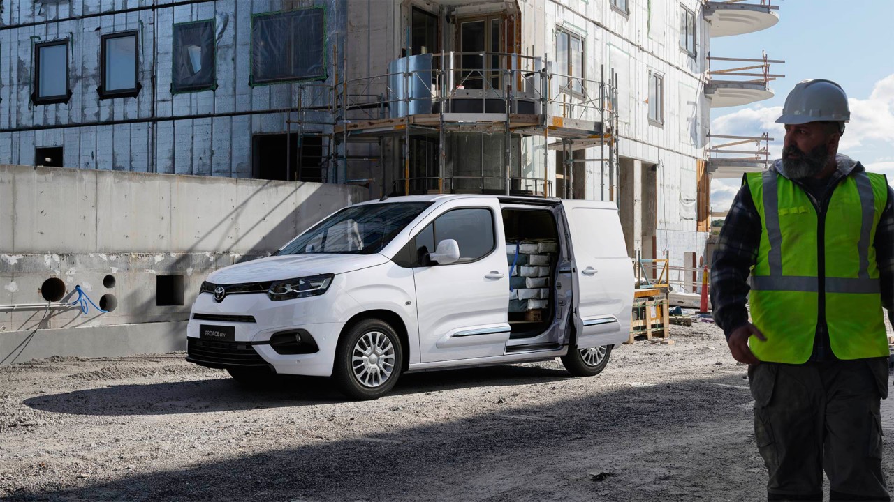 Toyota-proace-city-voorkant-wit