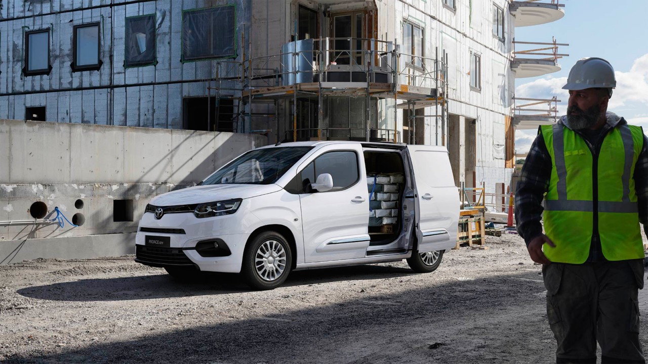 Toyota Proace City exterieur schuinvoor links met schuifdeur open wit