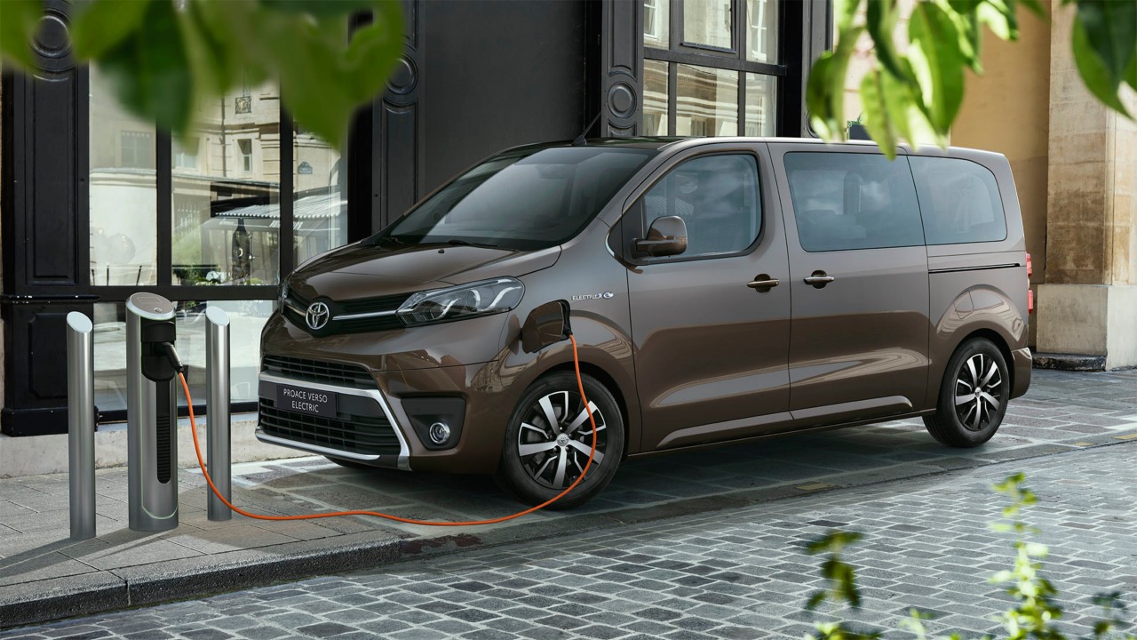 Toyota Proace Verso Electric exterieur schuinvoor bruin opladen