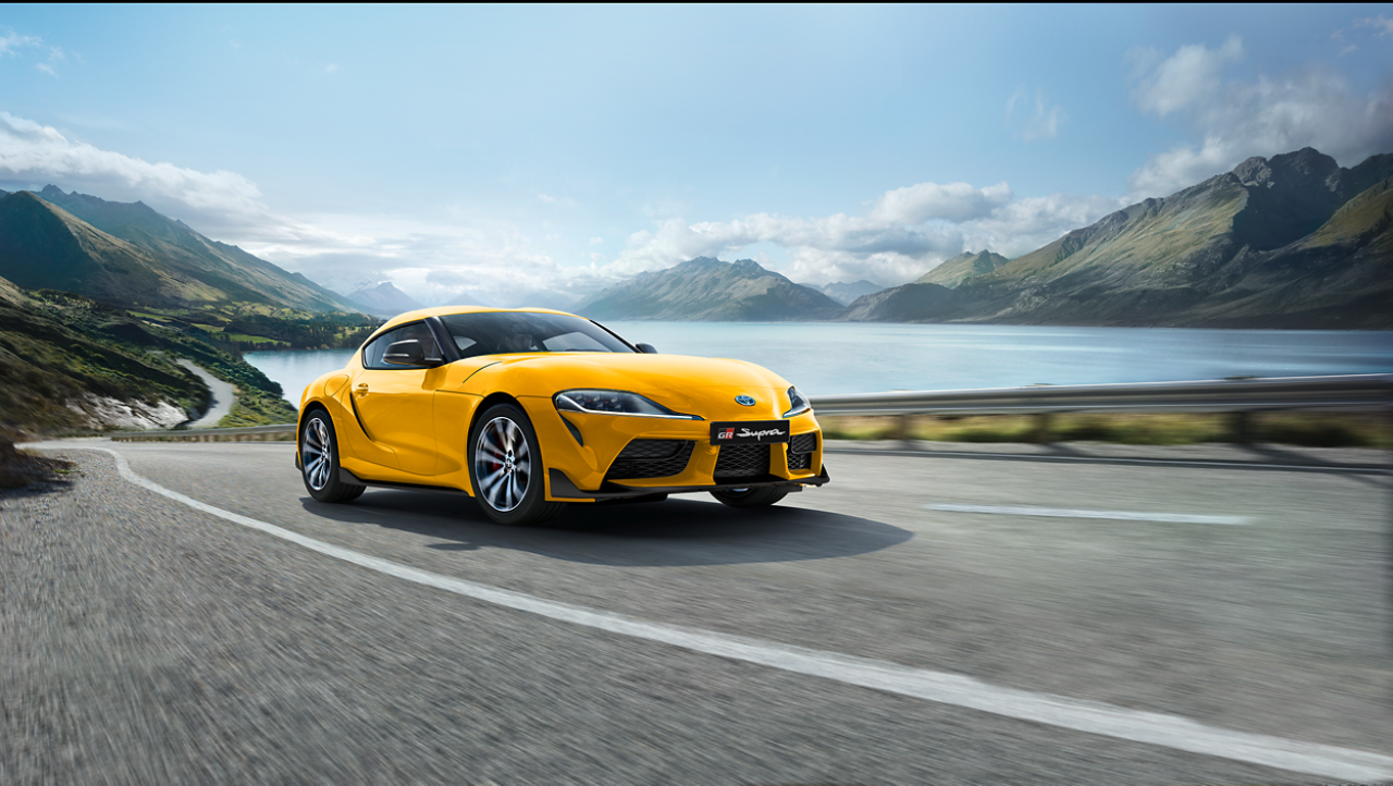 Toyota Supra exterieur driekwart rechtsvoor geel