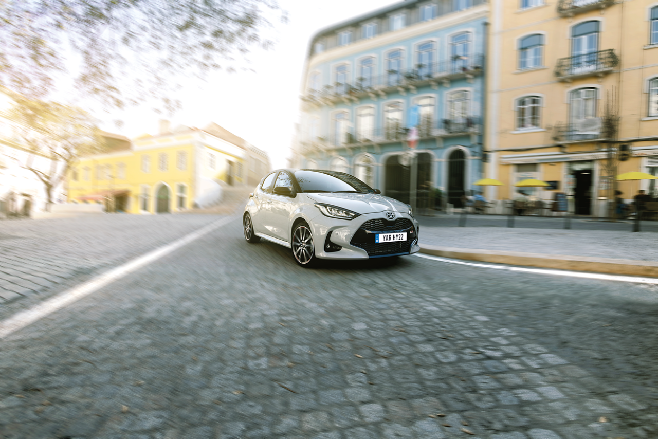 Toyota Yaris GR Sport exterieur schuin rechtsvoor wit