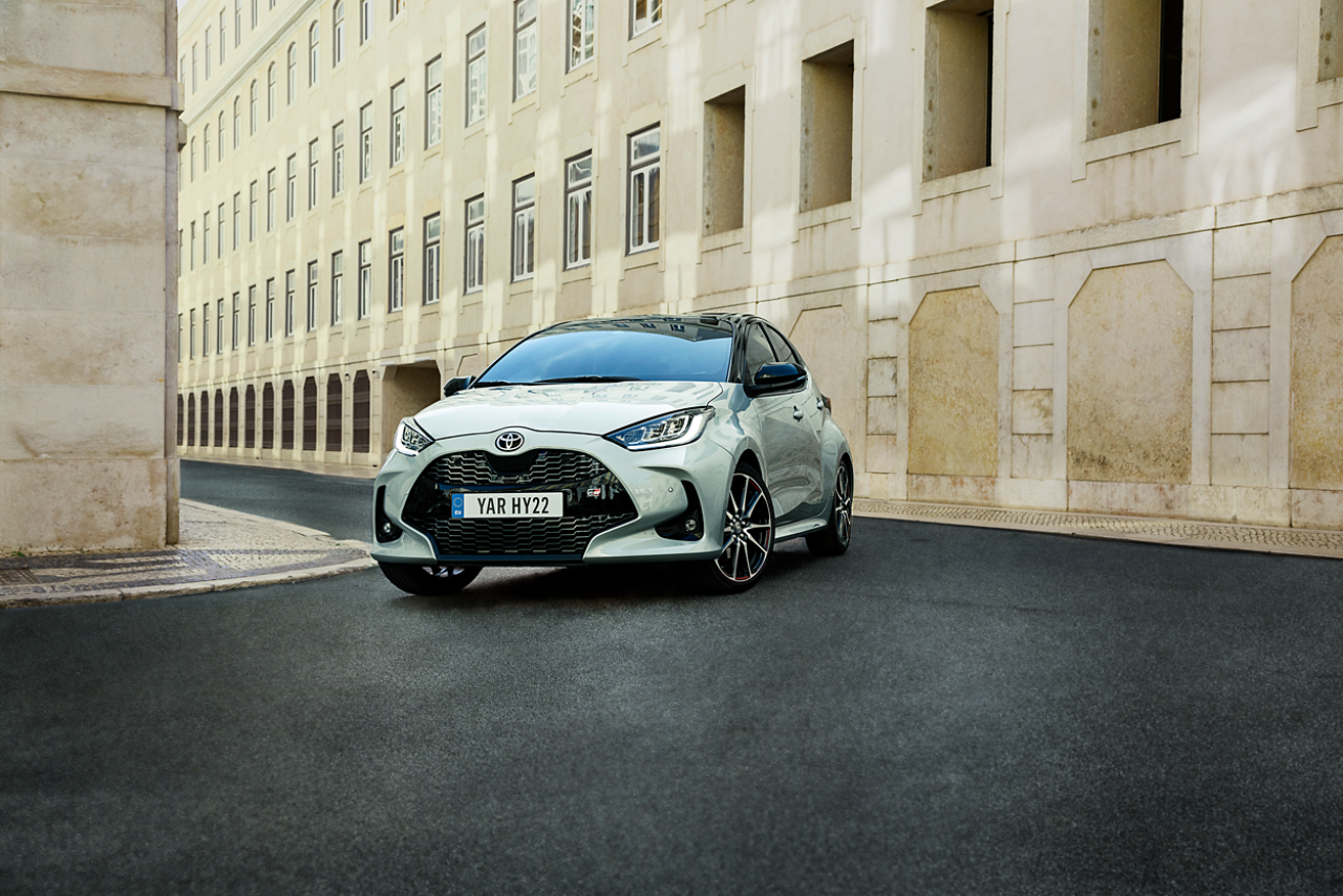 Toyota Yaris GR Sport exterieur schuinlinksvoor wit