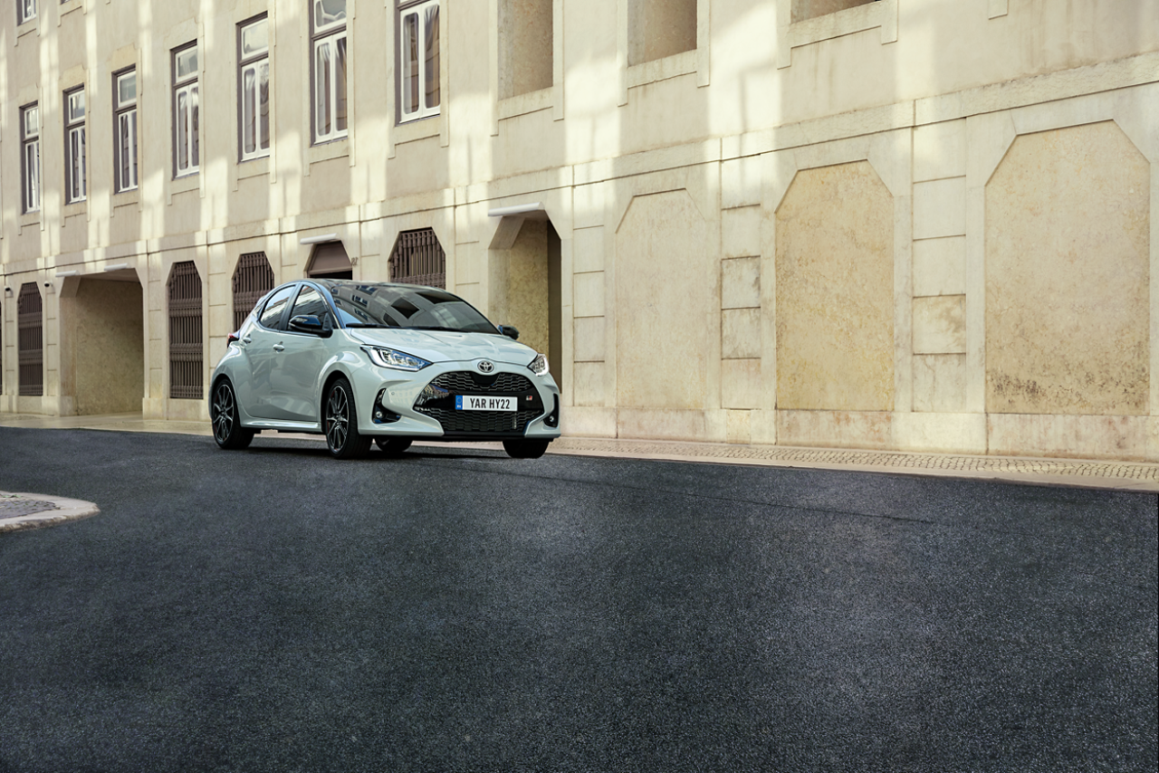Toyota Yaris GR Sport exterieur schuinrechtsvoor wit