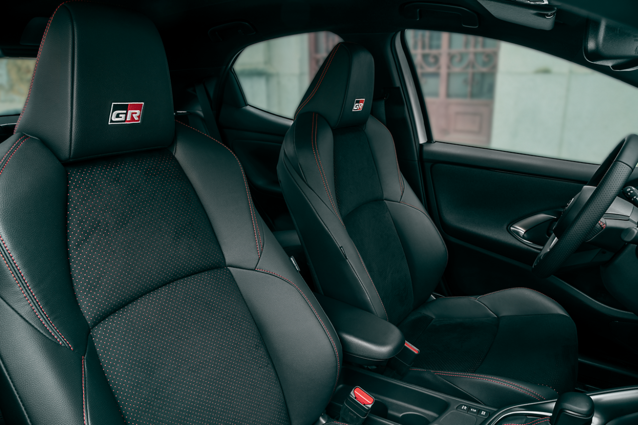 Toyota Yaris GR Sport interieur stuur voorstoelen