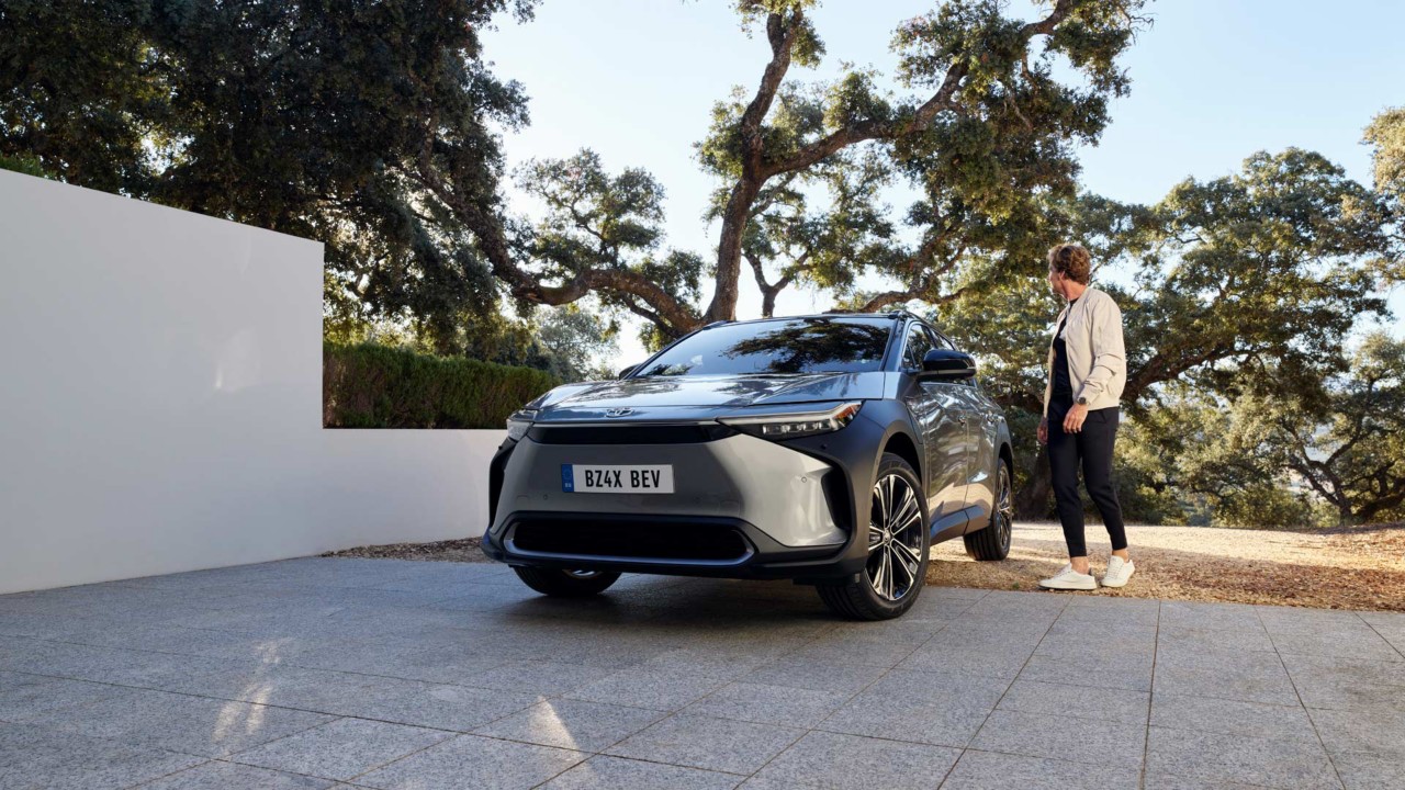 Toyota-bz4x-voorkant-grijs-exterieur