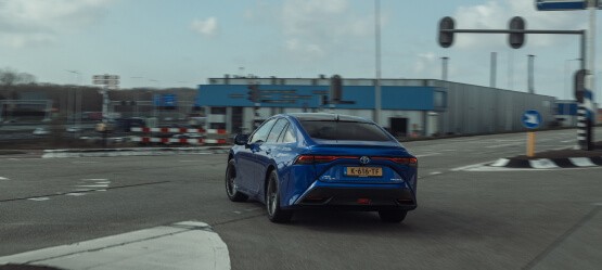 Toyota Mirai, exterieur, achterkant, blauw, rijdend