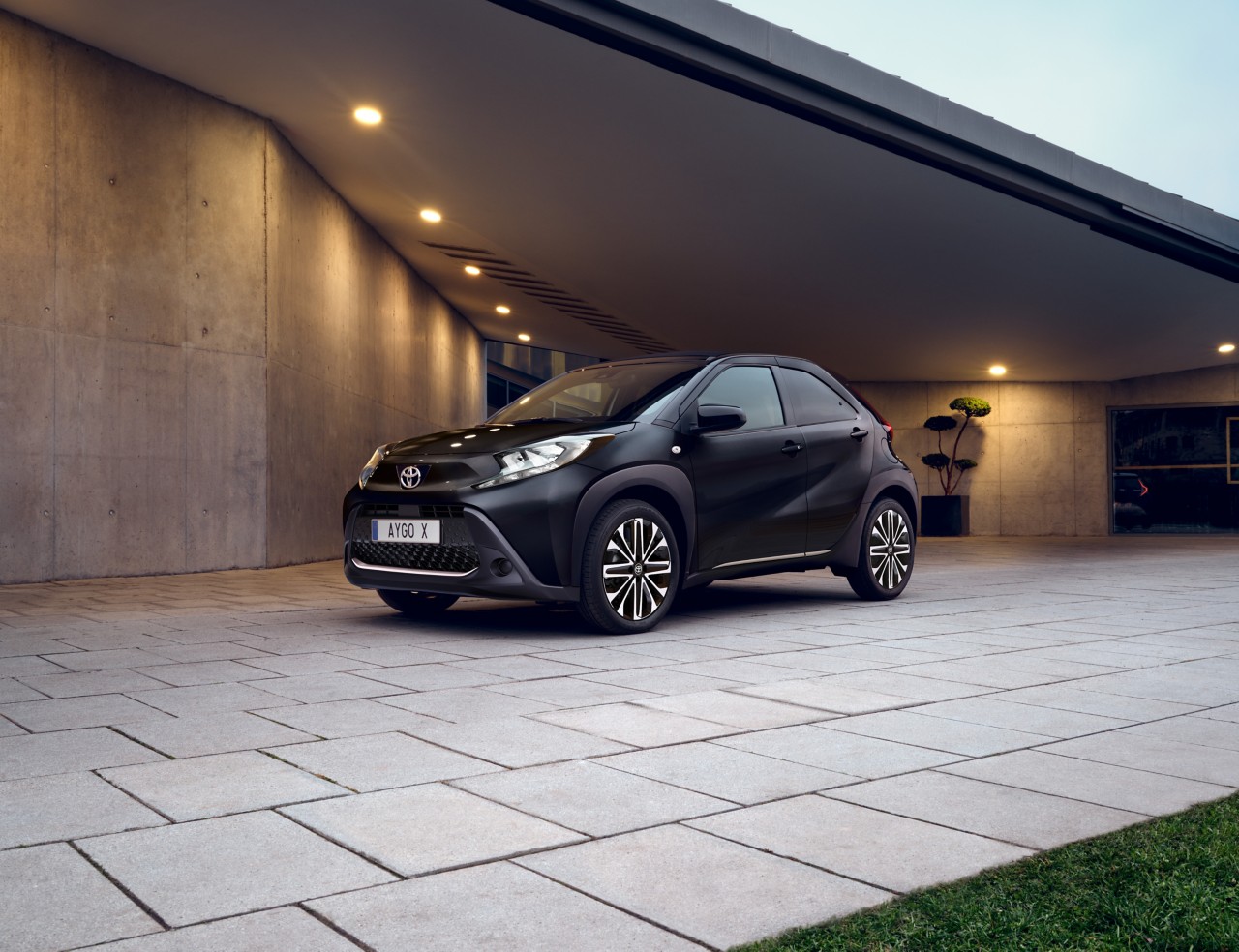 Toyota Aygo x, exterieur, linksvoor, zwart