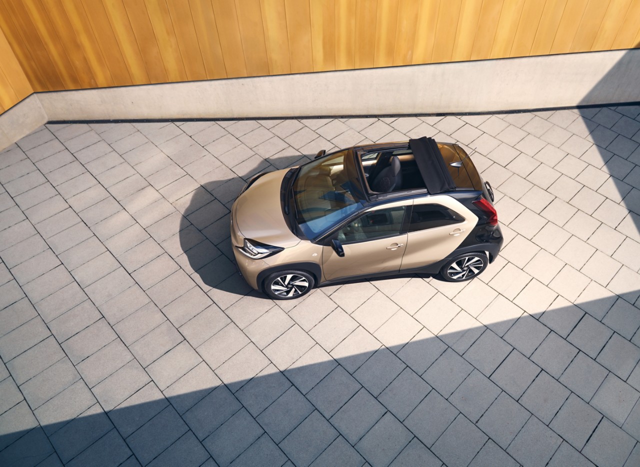 Toyota Aygo X, exterieur, cabriodak boven, ginger-beige
