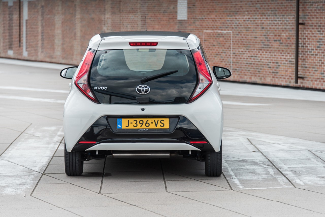 Toyota Aygo, exterieur, schuin achter, blauw