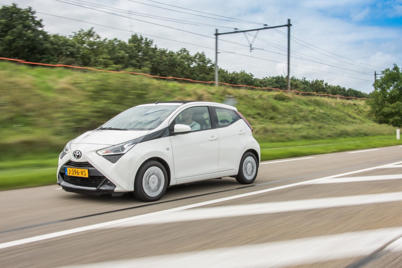 Toyota Aygo, exterieur, rechtsvoor, blauw