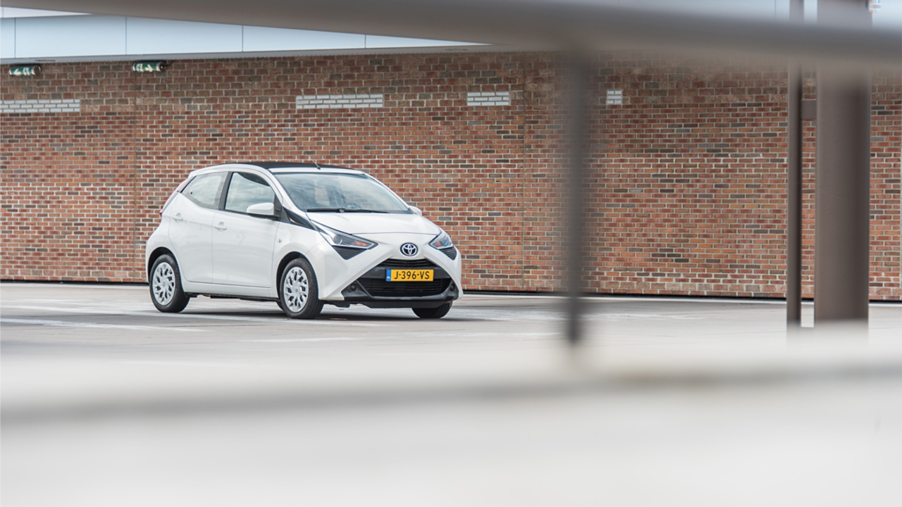 Vooraanzicht van een witte Toyota Aygo