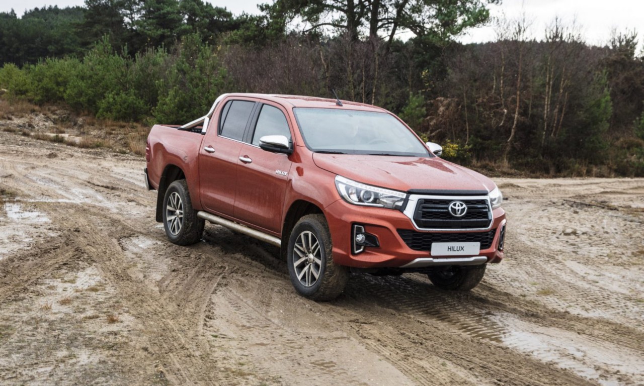 Toyota Hilux, exterieur, rechtsvoor, oranje