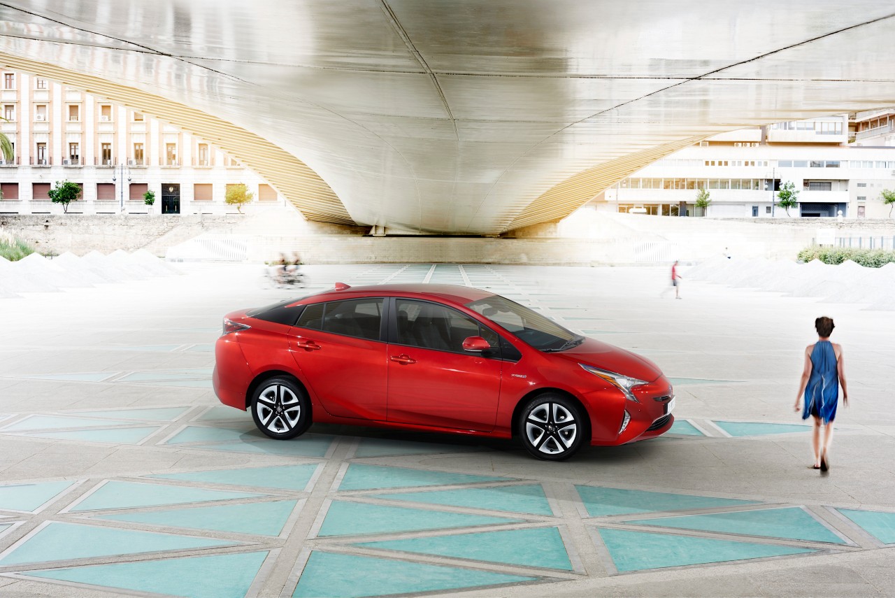 Toyota Pruis, exterieur, schuin zijkant, rood, onder een brug
